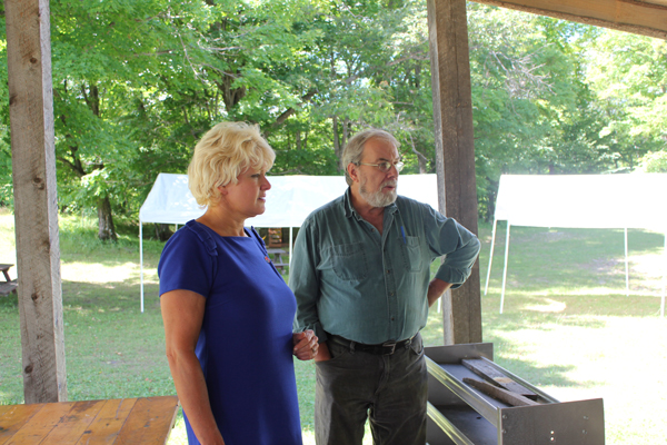 Cheryl-Gallant-talks-with-a-constituent-in-Matawatchan