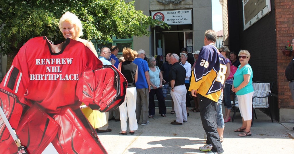 Cheryl-Gallant-visits-Hockey-Museum-in-Renfrew