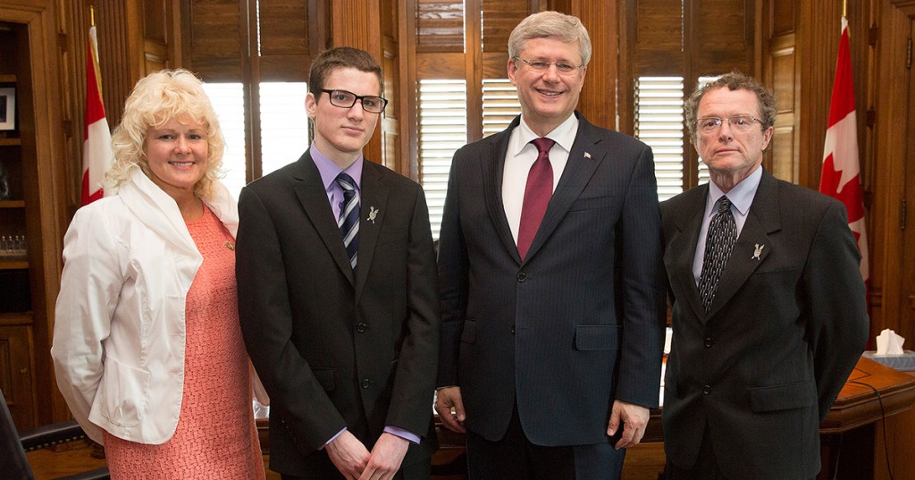 June-11th-MP-Gallant-and-Local-Hockey-Buffs-Meet-with-Prime-Minister-Harper-1200