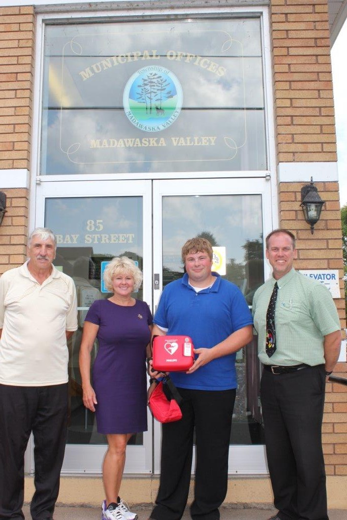 MP Gallant Delivers Defibrilator to Madawaska Valley Township